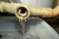 Geplatzte Rohrleitung am Wasserspeicher der Heizungsanlage – Wasserschaden nach Hauskauf