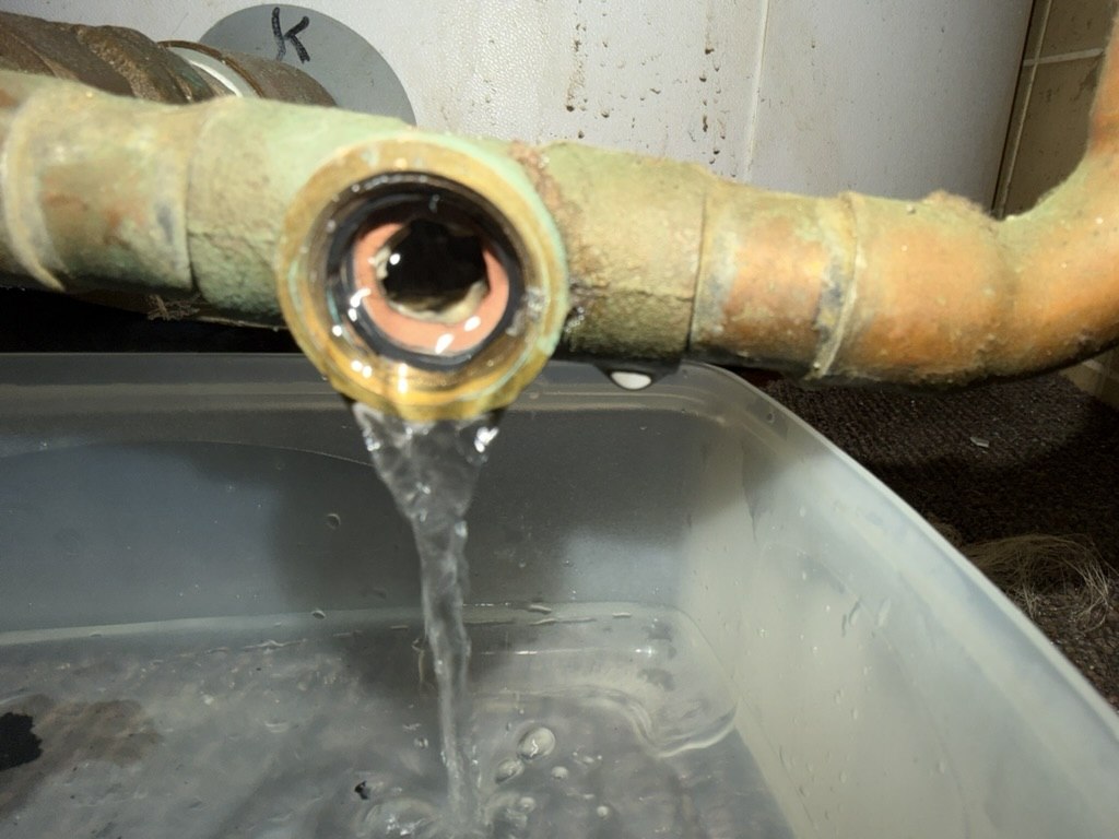 Wasserschaden durch geplatzte Heizungsrohr im Wohngebäude