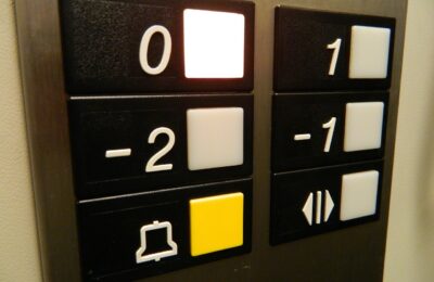 Kann ein Fahrstuhl abstürzen? Vor dem Aufprall mit einem Sprung retten?