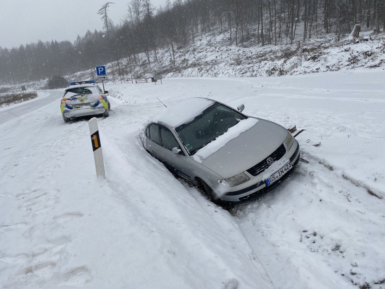 VW Passat im Straßengraben bei Schnee im Harz – eigenes Foto des Autors