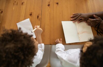 Kinder beim Homeschooling unterstützen: Tipps für Eltern
