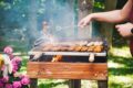 Holzkohlegrill mit Fleisch und Gemüse im Sommer