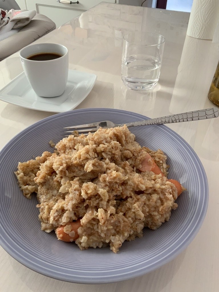 Eigener Haferbrei mit frischen Früchten und schwarzem Kaffee – schnelles Meal-Prep-Frühstück