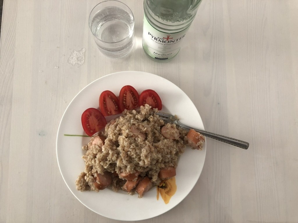 Haferbrei mit Pfirsich und Kirschtomaten – simples und gesundes Alltagsfrühstück