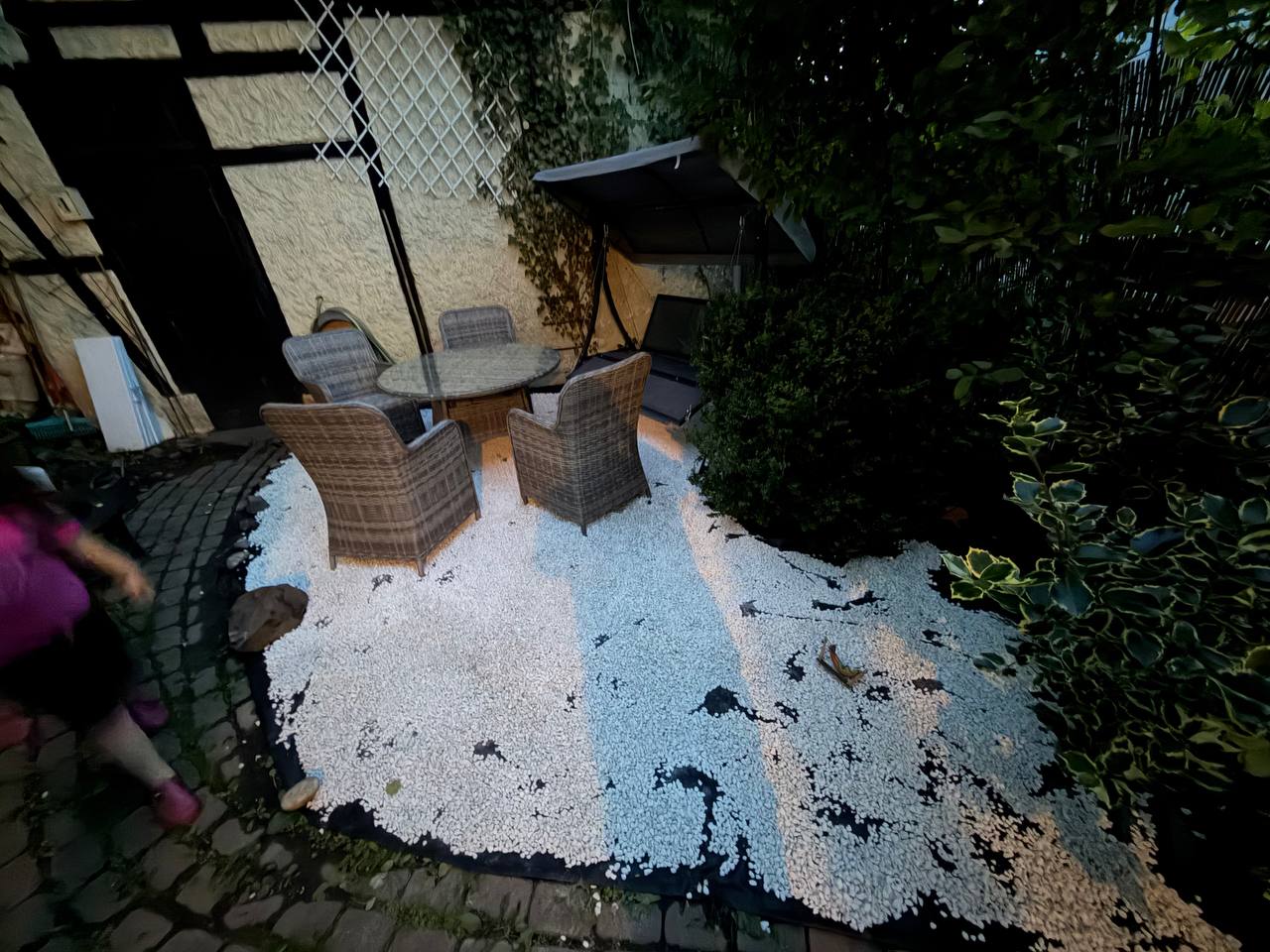 Fertige Kiesfläche im Garten mit Rattan-Sitzgruppe