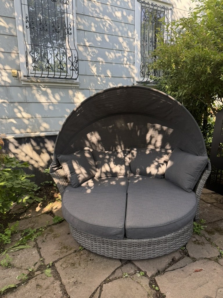 Gartenliege für kleine Gärten: Wie wir aus einer riesigen Lieferbox eine Wohlfühloase gemacht haben
