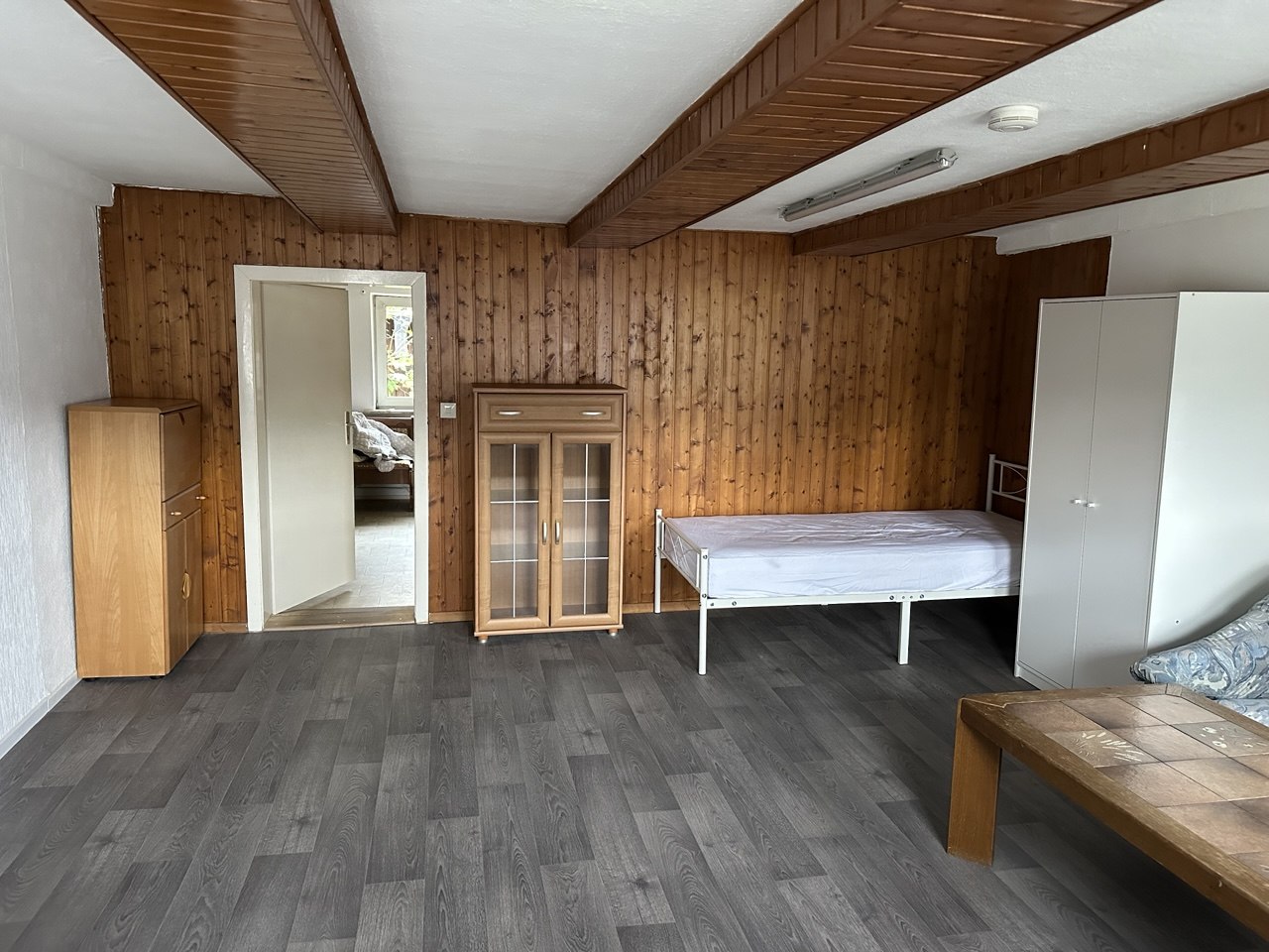 Altbau sanieren: typisches Zimmer mit Holzvertäfelung aus den 1970er-Jahren im Harz