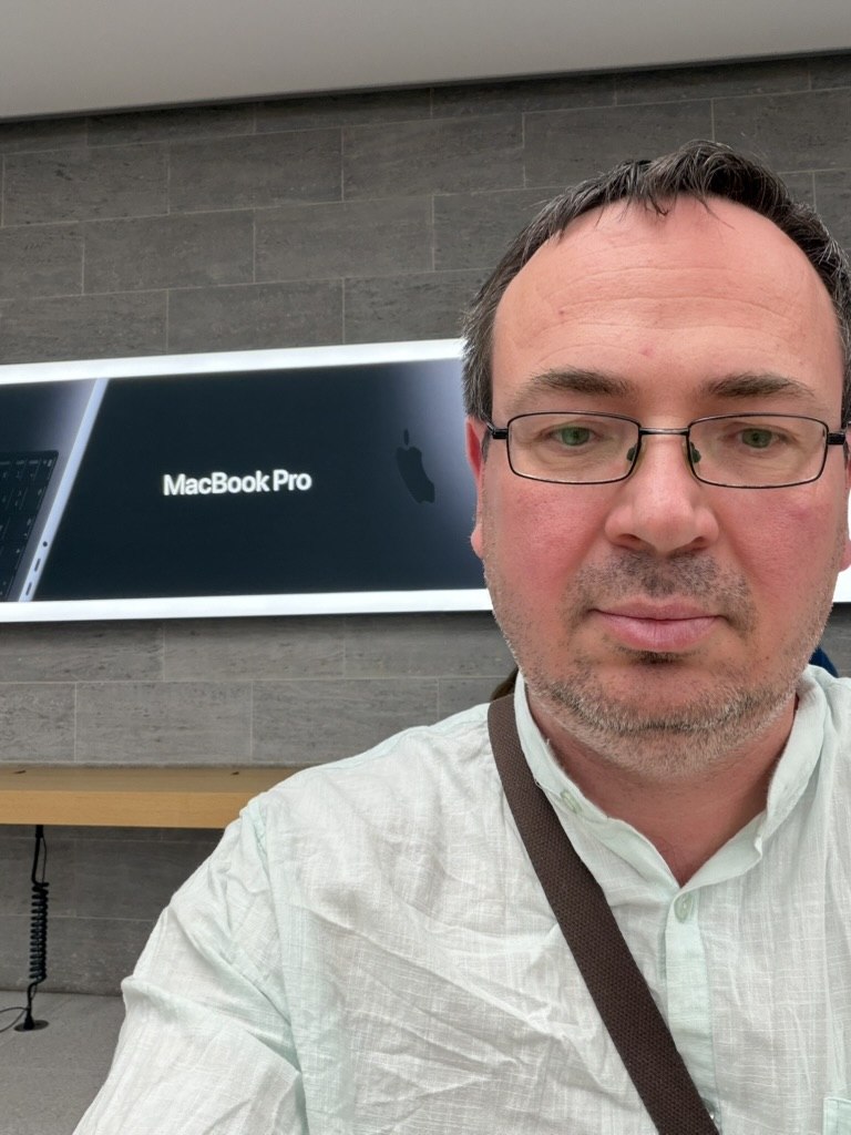 Dmytro Nechepurenko im Apple Store Dmytro Nechepurenko, Selbstständiger Unternehmer und KI-Experte im Apple Store