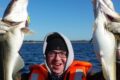 Dmytro hält zwei frisch gefangene Fische – Angelausflug auf der Ostsee