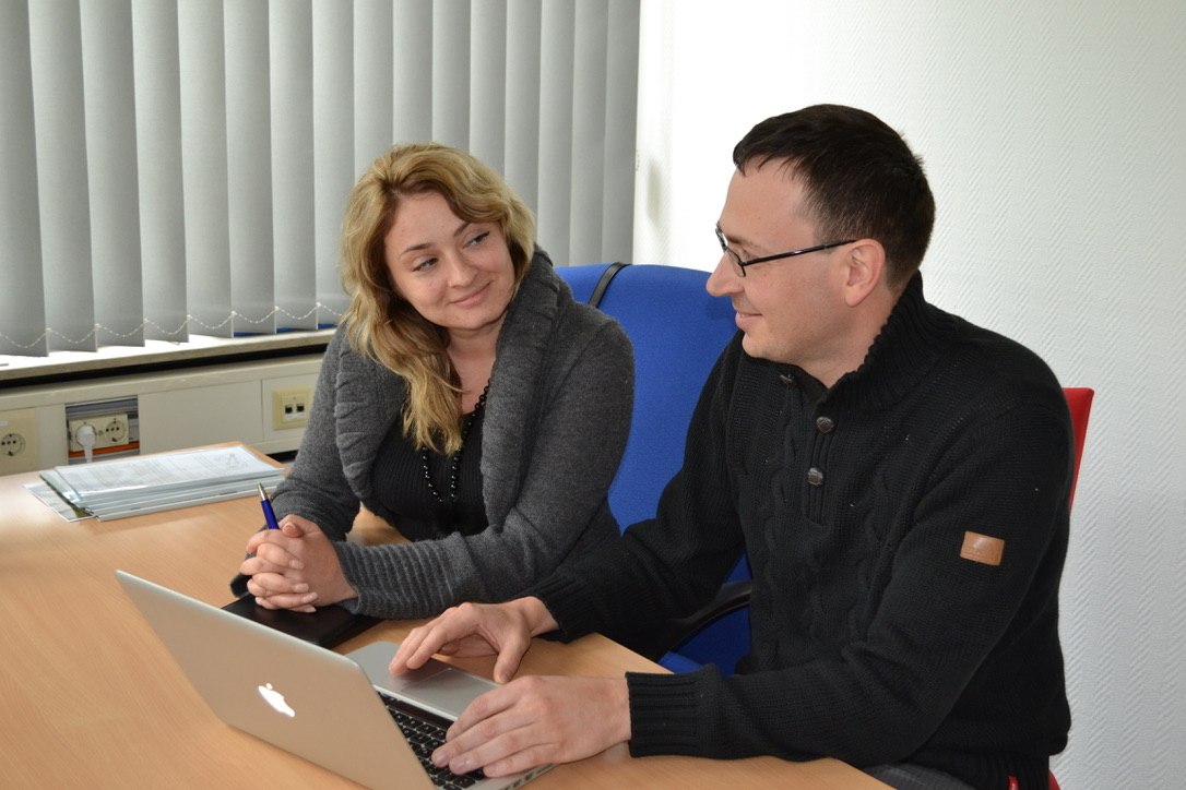 Dmytro Nechepurenko berät einen Bekannten bei der Kleingewerbe-Anmeldung im Büro in Clausthal-Zellerfeld