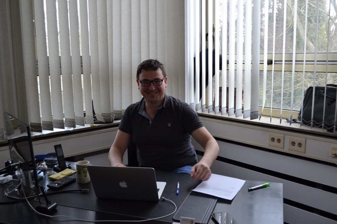 Dmytro Nechepurenko im Büro in Clausthal-Zellerfeld – selbstständig seit Jahren