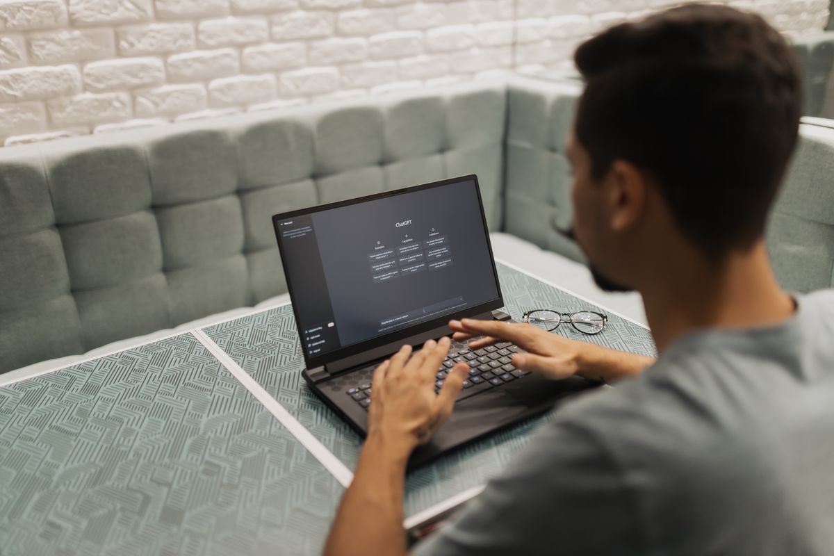 KI-Tools für Selbstständige: ChatGPT im Einsatz Selbstständiger nutzt ChatGPT auf dem Laptop für seine Arbeit