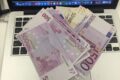 Passives Einkommen aufbauen – eigene Euro-Scheine auf dem Schreibtisch