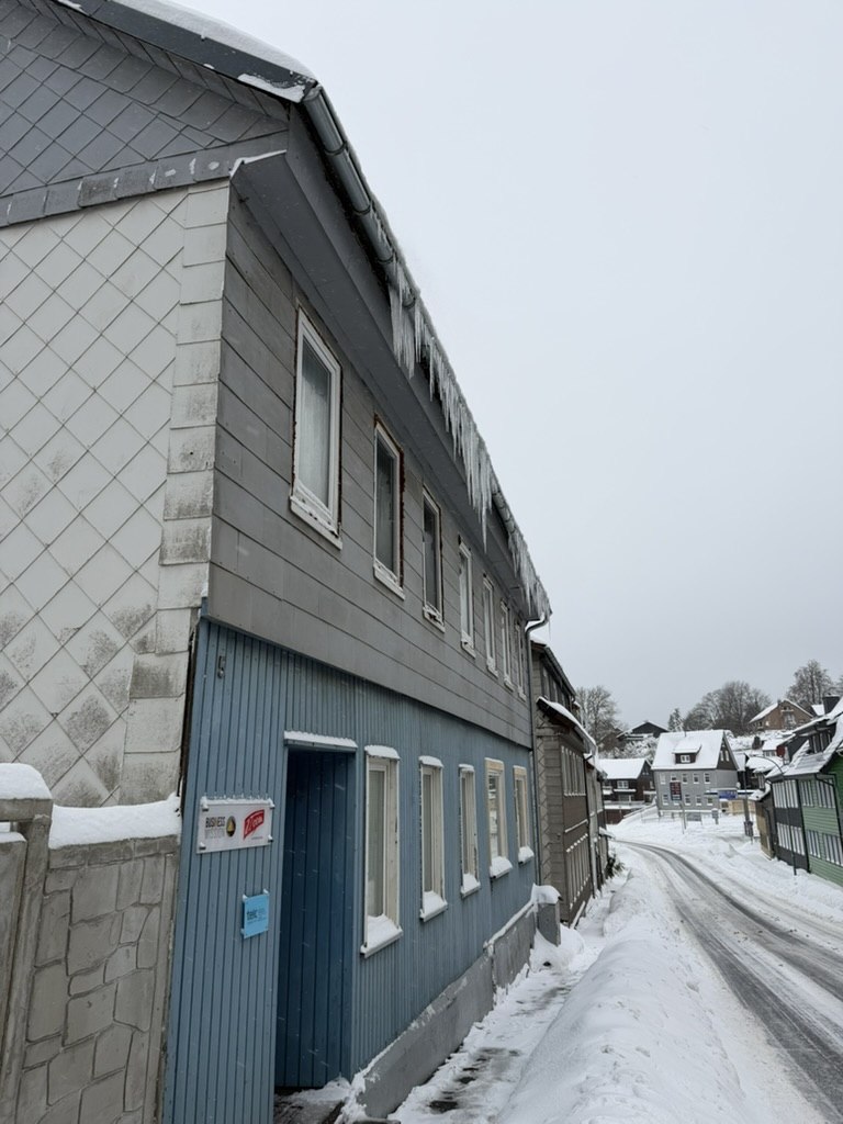Wohngebäude mit Eiszapfen im Harz – Winterdienst Streupflicht für Vermieter