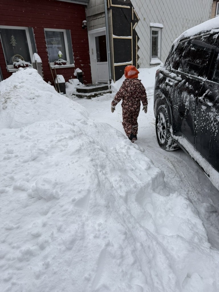Kind läuft durch tief verschneiten Eingang im Harz – so viel Schnee fällt im Harz jedes Jahr