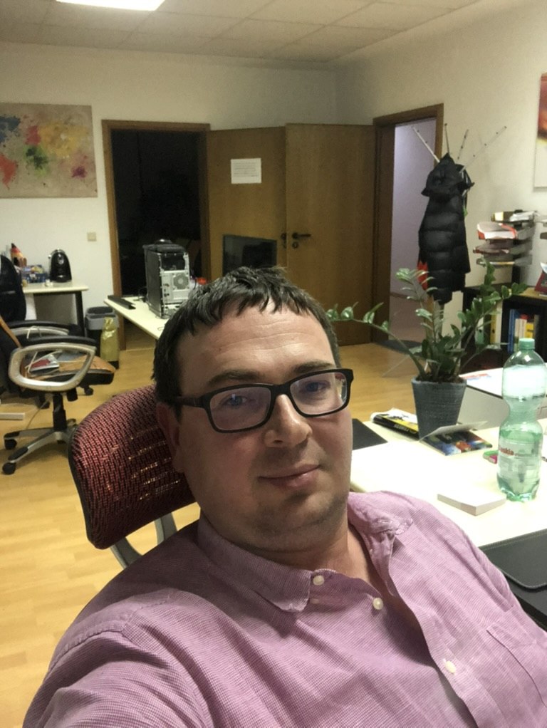 Dmytro Nechepurenko Selfie im großen Büro – frühe Unternehmer-Jahre