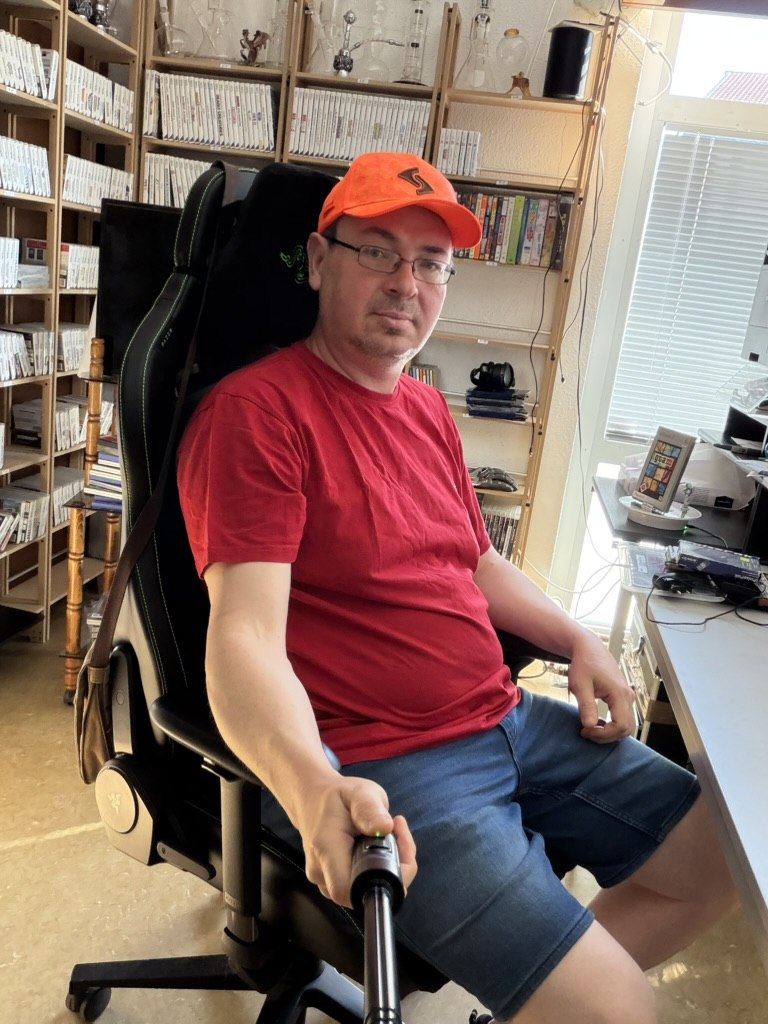 Dmytro Nechepurenko in seinem Büro Adler Kontor 2025 – Gaming-Chair zwischen Spieleregalen