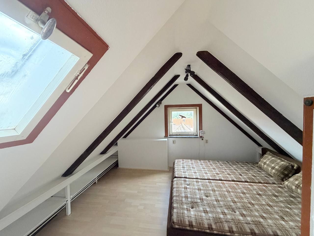 Dachbodenausbau Schlafzimmer mit Dachschräge und Dachfenster