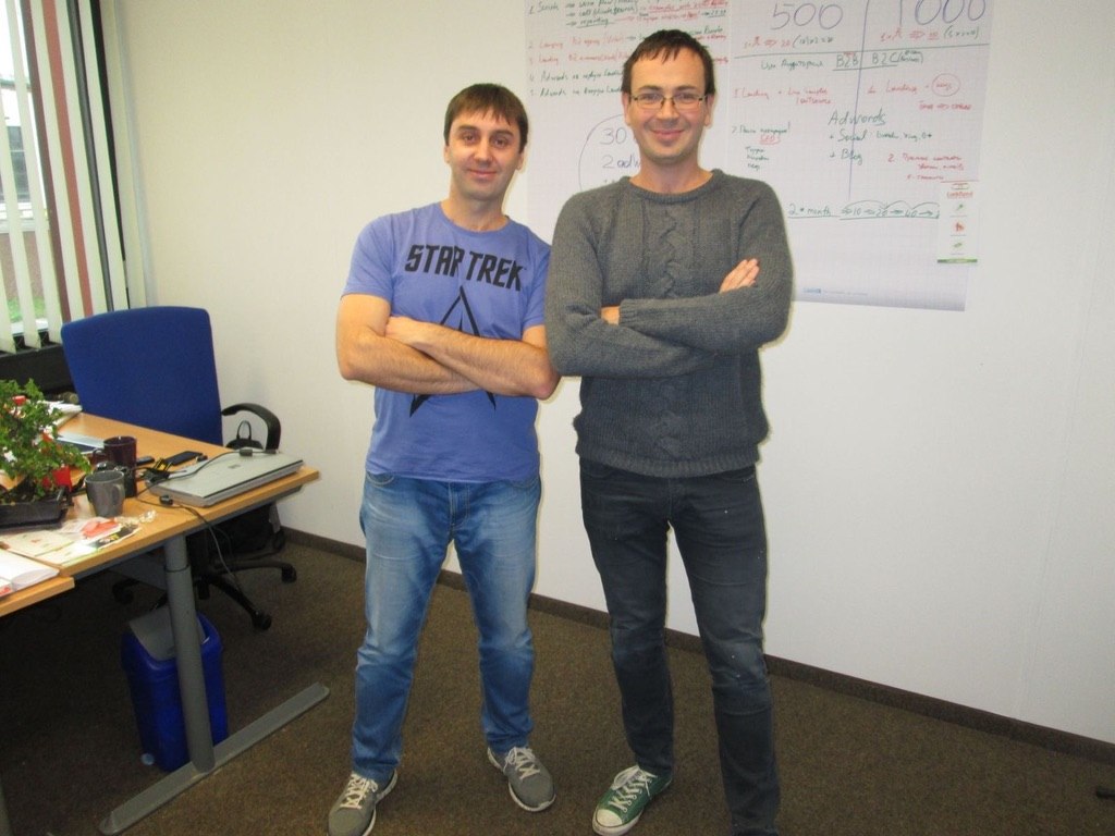 Dmytro Nechepurenko und Geschäftspartner im ersten gemeinsamen Büro 2013 – Whiteboard im Hintergrund