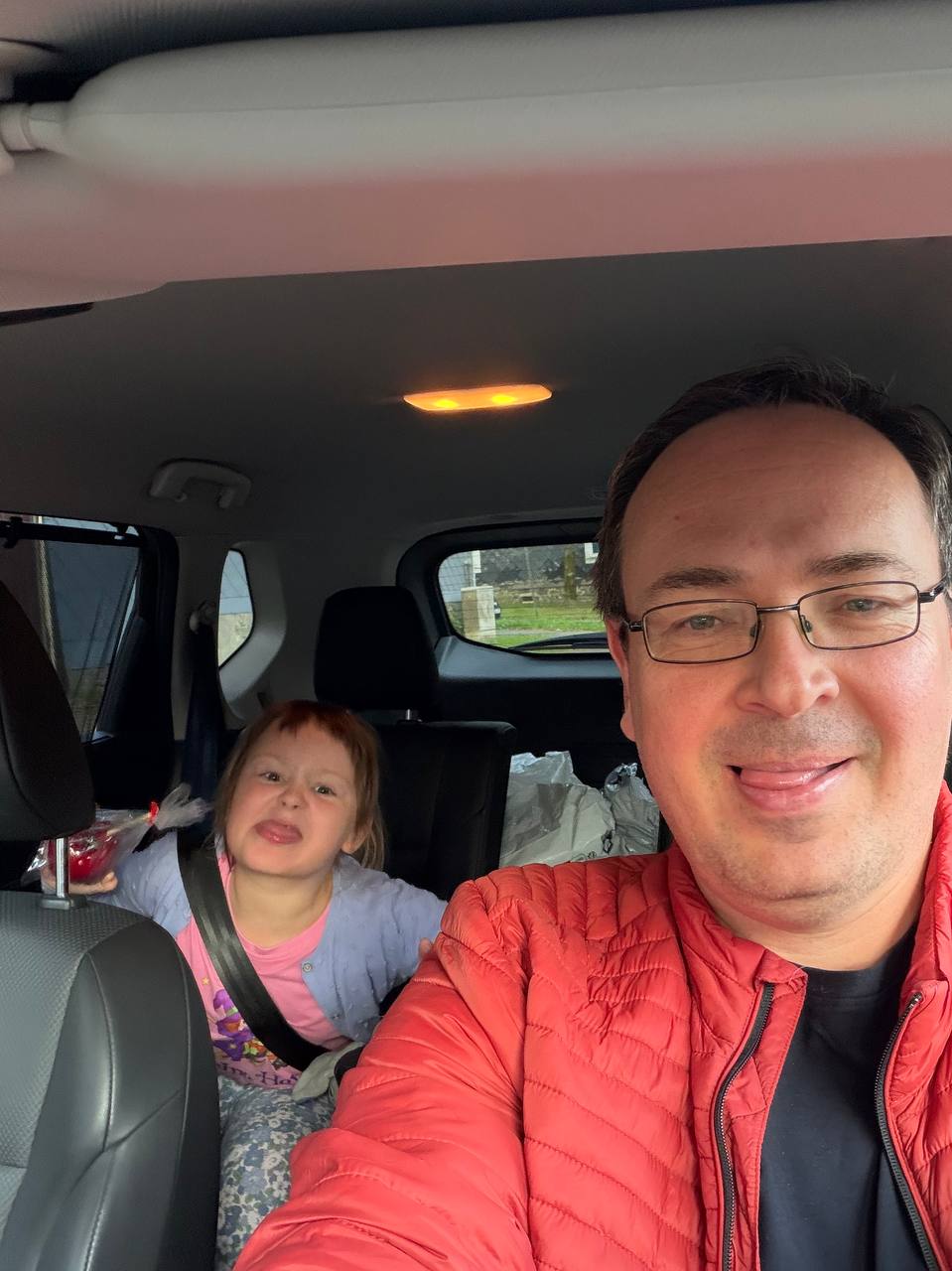 Dmytro Nechepurenko mit Tochter Maria im Auto – Ikigai im Alltag