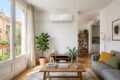 Moderne Split-Klimaanlage an weißer Wand im Wohnzimmer