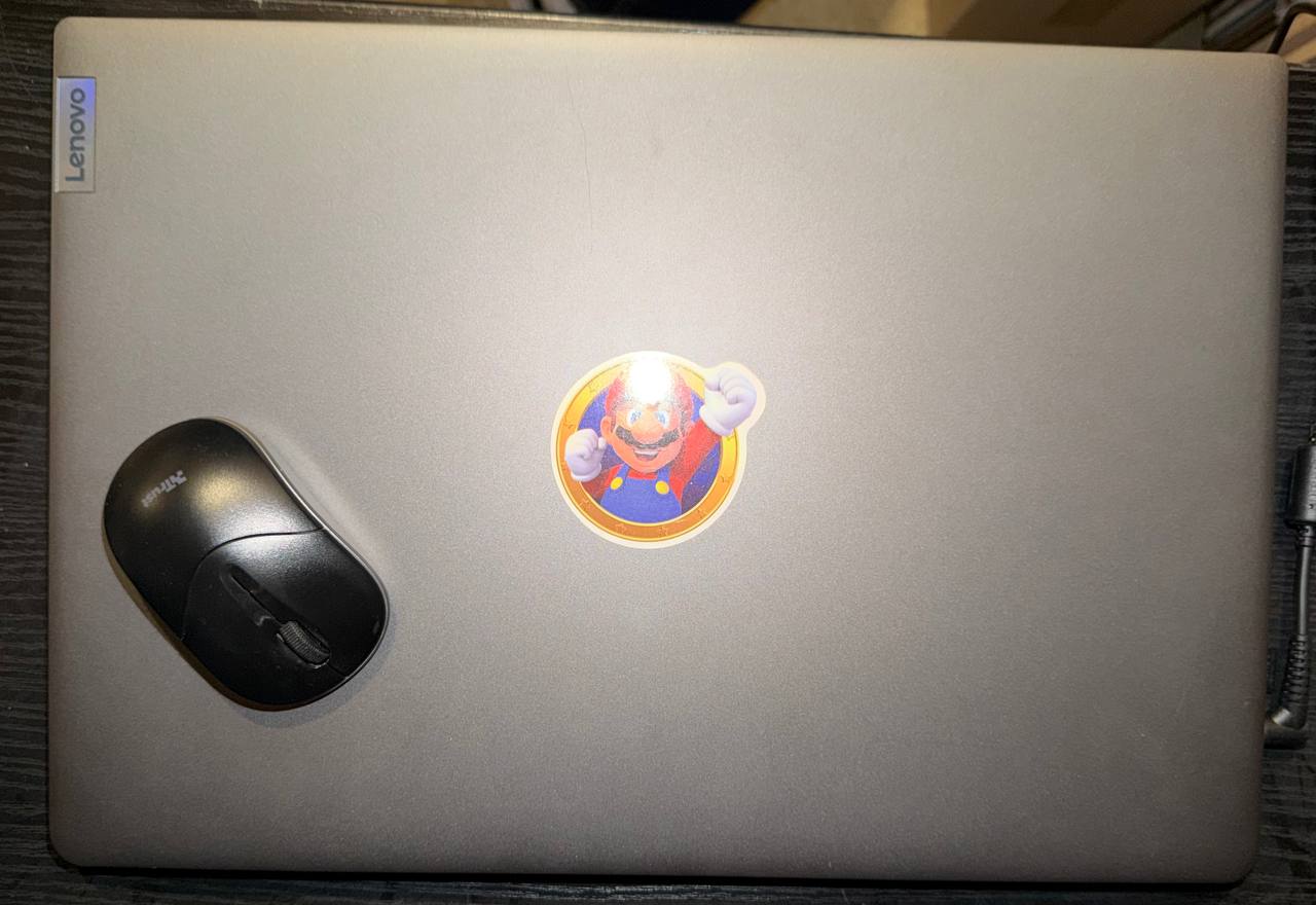 Lenovo Notebook geschlossen mit Mario-Aufkleber