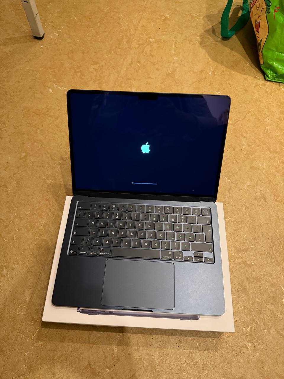 MacBook Air 13 Midnight - erster Start auf der Originalverpackung