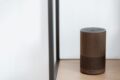 Smart Speaker auf einem Holzregal – Symbol fuer den Smart-Home-Einstieg 2026