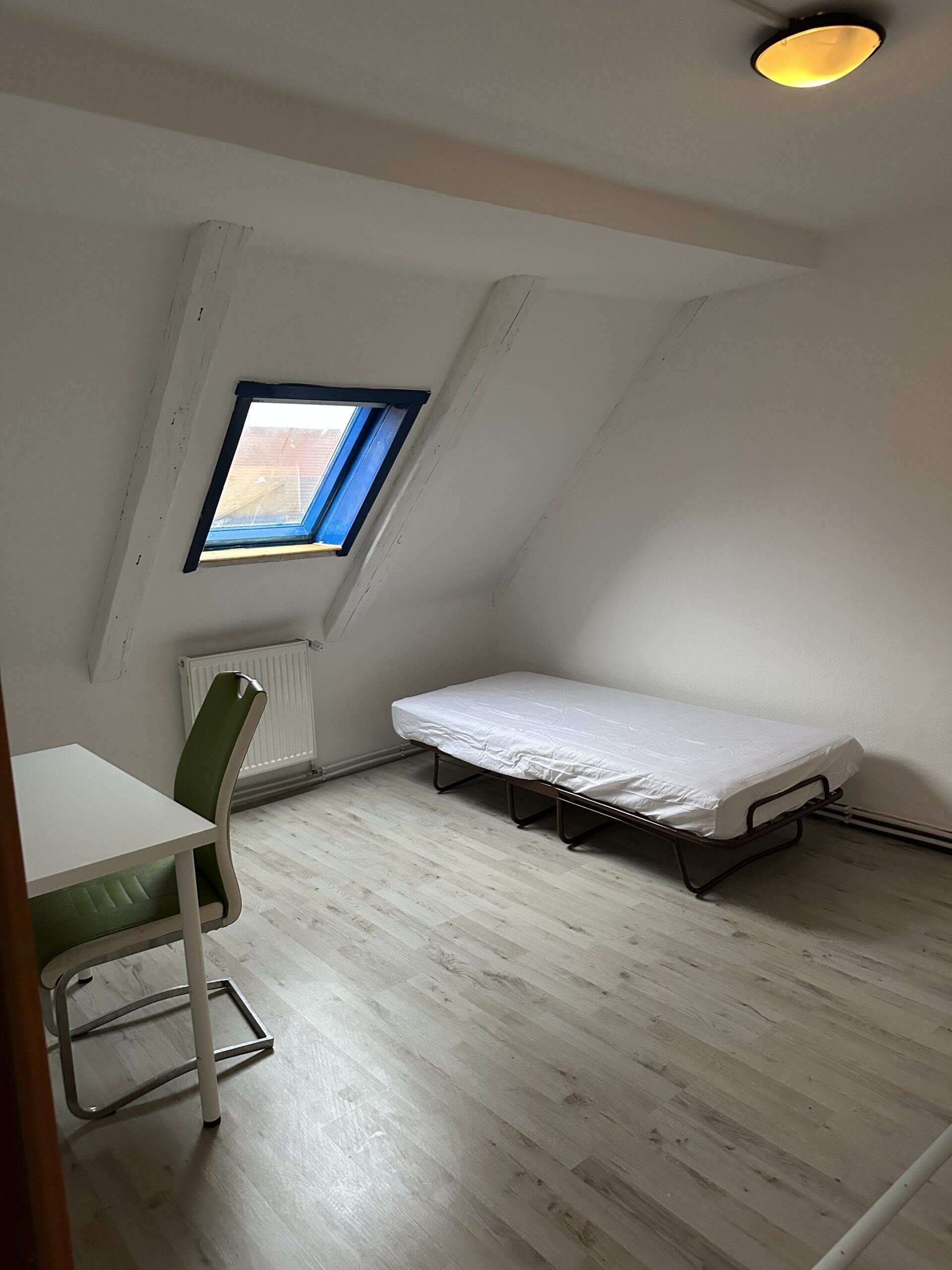 Möbliertes WG-Zimmer Schreibtisch Studentenzimmer